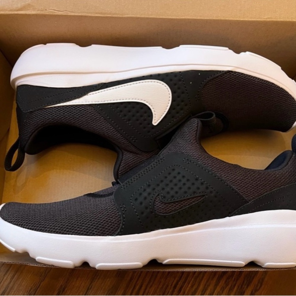 Men's Nike AD Comfort Slip On Sneaker
Size 8.5 New